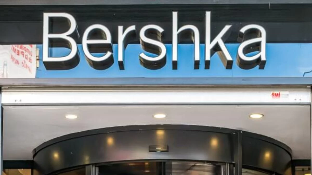 Είναι άνετο και κολακεύει απίστευτα το σώμα αυτό το τζιν από τα Bershka - Ξεπουλάει όσο κανένα