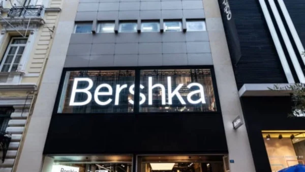 Η μακρυμάνικη μπλούζα σε στυλ κορσέ από τα Bershka έχει γίνει best seller - Βγαίνει σε δυο χρώματα