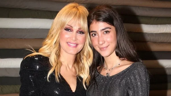 Η Θεοδωρίδου ''ξέθαψε'' τα παιδικά ρουχαλάκια της κόρης της - Το συγκινητικό βίντεο στο Instagram