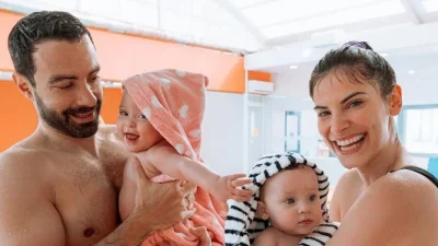 «Εμείς όταν πετάμε...» - Το μήνυμα της Μπόμπα μέσα από το αεροπλάνο με το παιδί στην αγκαλιά της