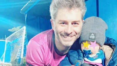 Αγκαλιά με τον γιο τους Μπουρδούμης και Δροσάκη - Οι δημόσιες ευχές για τη γιορτή του μικρού Αναστάση