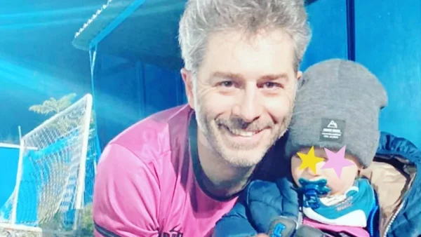 Αγκαλιά με τον γιο τους Μπουρδούμης και Δροσάκη - Οι δημόσιες ευχές για τη γιορτή του μικρού Αναστάση