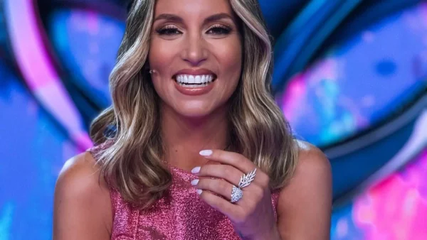 Αθηνά Οικονομάκου για «The Masked Singer» -  «Ο Νίκος Μουτσινάς με προσέγγισε»