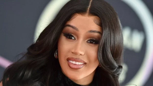 Cardi B: Με διαμαντένια κοσμήματα ανακοίνωσε το όνομα του γιου της