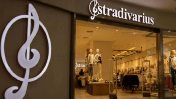 Έχει γίνει ανάρπαστη η μπλούζα με κορδονάκια στην πλάτη από τα Stradivarius - Βγαίνει σε πέντε χρώματα