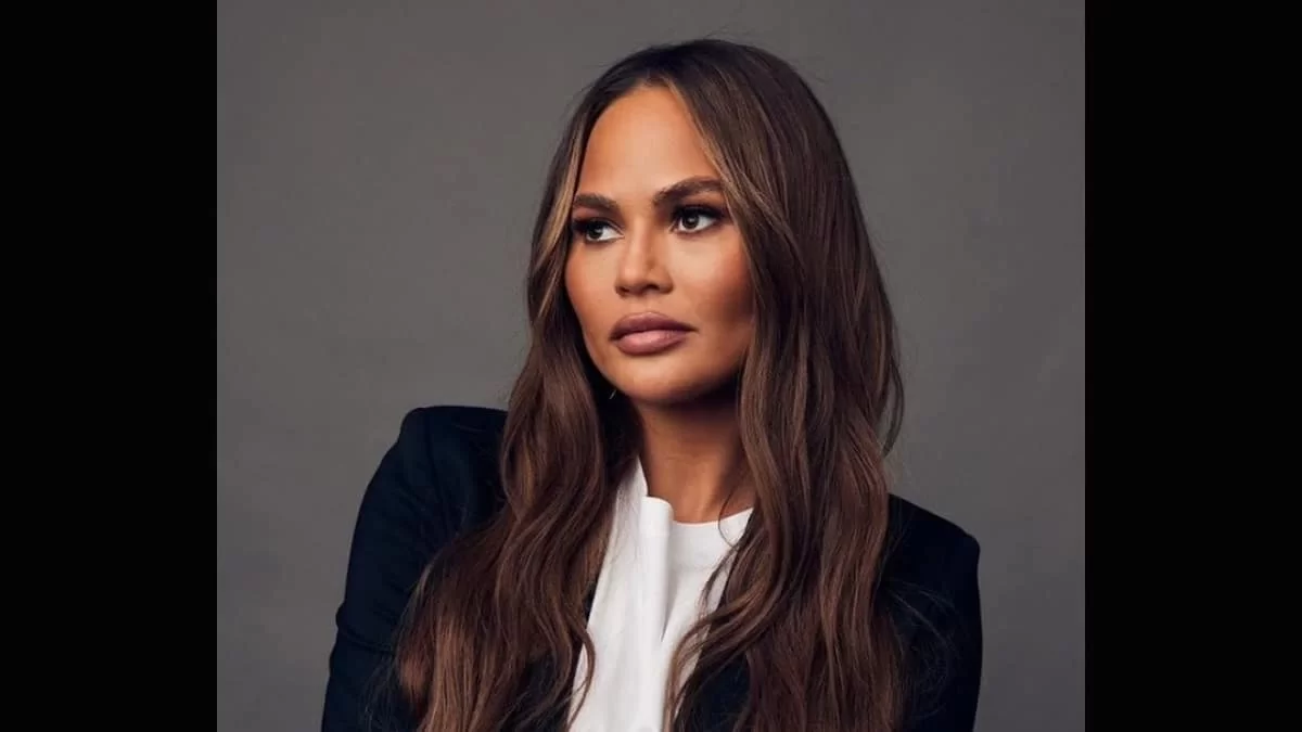 Η γυμνή φωτογραφία που «έριξε» το Instagram - Πιο μαυρισμένη από ποτέ η Chrissy Teigen