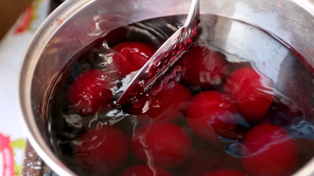 Πάσχα: Το έθιμο γύρω από τα κόκκινα αυγά - Από που έρχεται η ιστορία τους