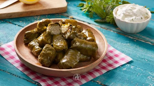 Απίστευτη συνταγή για την Μ. Παρασκευή: Ντολμαδάκια γιαλαντζί ποτισμένα στο λεμόνι