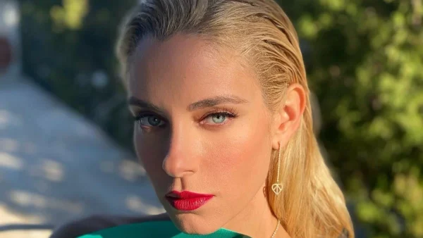 Με θεϊκό σύνολο 233 ευρώ η Δούκισσα Νομικού - Ειδικά το blazer είναι τέλειο