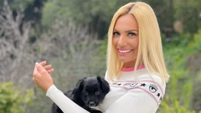 Ξύλινα πατώματα, τζάκι και πολλοί καθρέφτες - «Μαγικό» το σπίτι της Ιωάννας Μαλέσκου στην Αθήνα