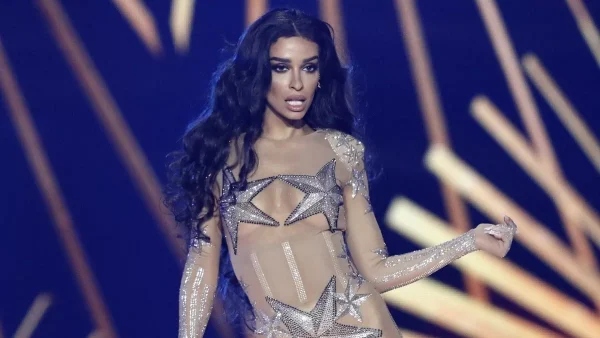 Απίστευτο περιστατικό για την Φουρέιρα - Γκρεμοτσακίστηκε πάνω στη σκηνή που τραγουδούσε