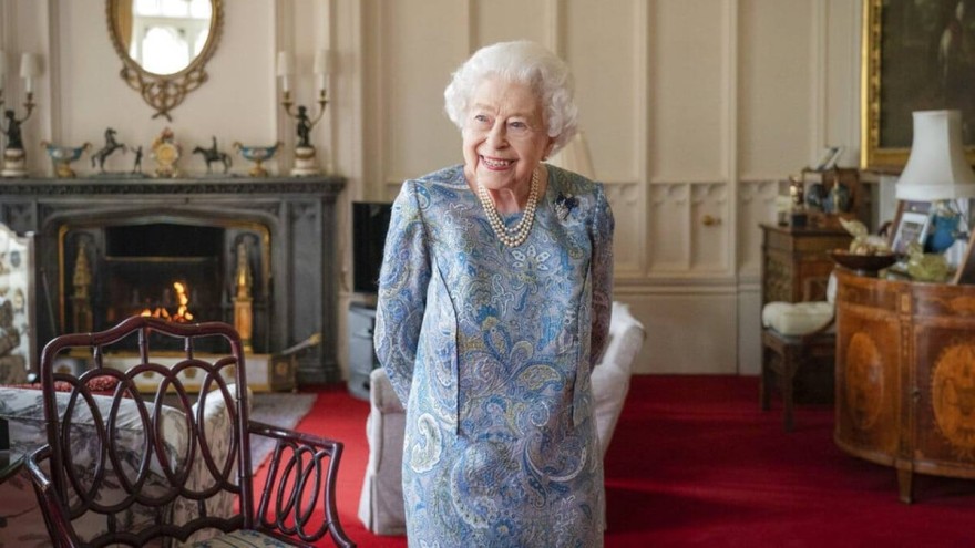 Η Βασίλισσα Ελισάβετ χωρίς μπαστούνι