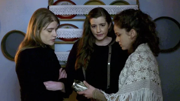 Άγριες Μέλισσες: Η Δρόσω στήνει στον τοίχο τον Νικηφόρο