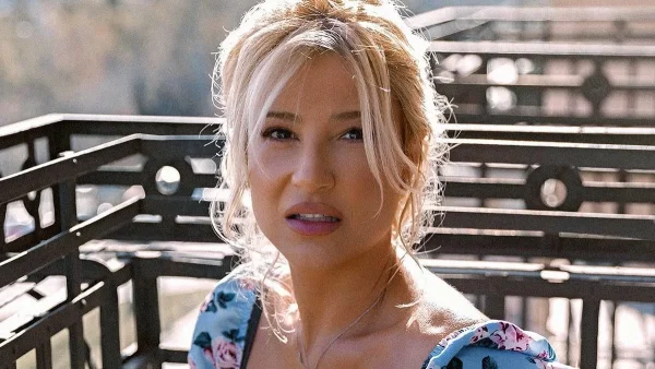 Όταν ήταν 18χρονων με κόκκινο μαλλί - Φωτογραφία της Φαίης Σκορδά πριν την πλαστική στη μύτη