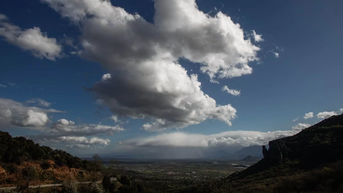 Άστατος ο καιρός σήμερα 30/4 - Συννεφιά και βροχές με μικρή πτώση της θερμοκρασίας