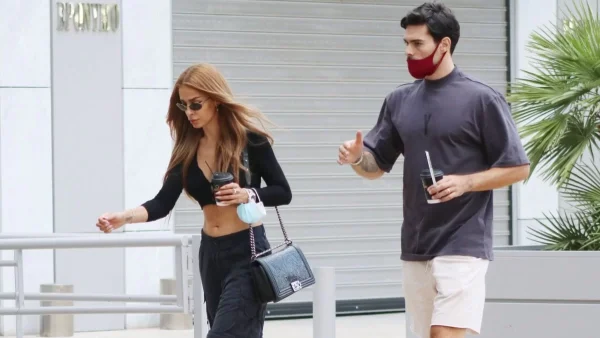 Τεράστιο πράσινο κήπο με πισίνα έχουν στο σπίτι τους η Ελένη Φουρέιρα και ο Αλμπέρτο Μποτία