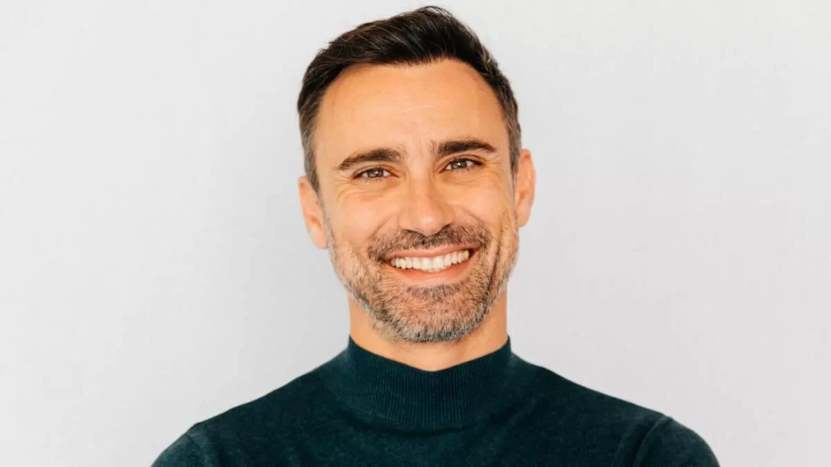 Γιώργος Καπουτζίδης: Χαμογελά ξανά μετά το ατύχημα - Με πατερίτσες και γύψο στην παρουσίαση της νέας του σειράς