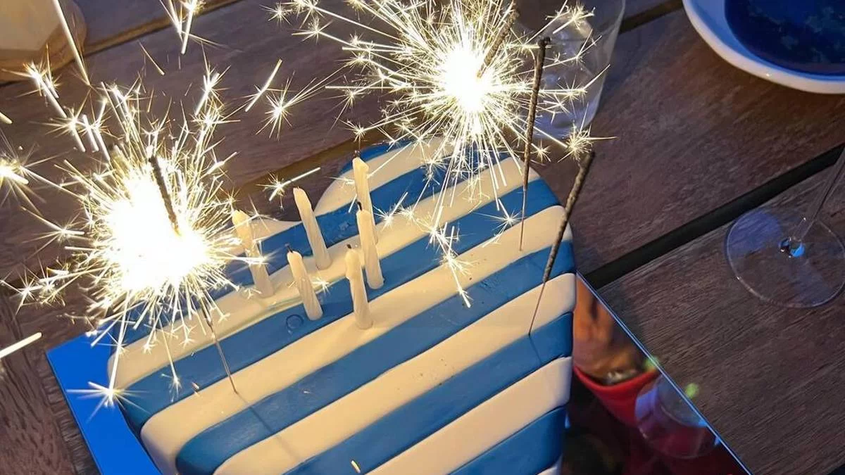 Παγκοσμίου φήμης σχεδιαστής γιόρτασε τα γενέθλια του στην Ύδρα - Το παρόν έδωσε ο Μαζωνάκης