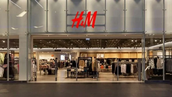 Το θέλουν όλες! Θραύση έχει κάνει το παντελόνι από τα H&M που βγαίνει σε πέντε χρώματα