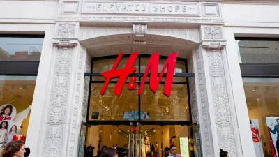 Έχει γίνει ανάρπαστο το τζιν με ψηλή μέση από τα H&M - Βγαίνει σε δύο χρώματα