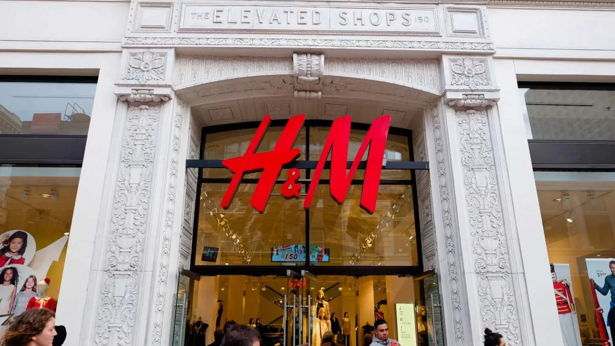 Έχει γίνει ανάρπαστο το τζιν με ψηλή μέση από τα H&M - Βγαίνει σε δύο χρώματα