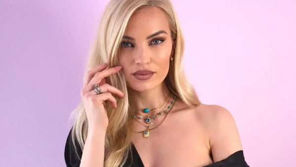 Αψεγάδιαστο το σώμα της Τζούλιας Νόβα λίγους μήνες μετά από την γέννηση της κόρης της