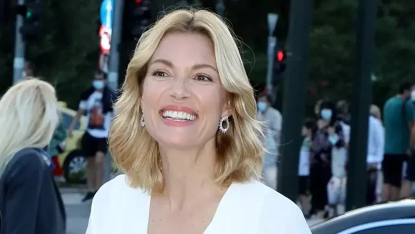 Αγνώριστη η Βίκυ Καγιά - Πόζαρε στο φακό χωρίς ίχνος μακιγιάζ