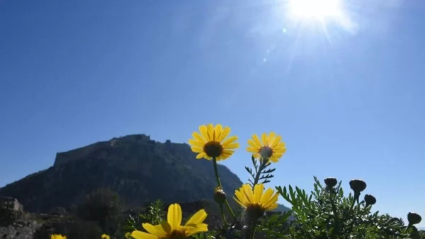 Καιρός 5/4: Αίθριος ο καιρός με κατά τόπους πυκνές νεφώσεις στα... - Που θα φτάσει η θερμοκρασία