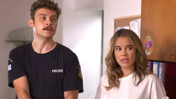 Χαιρέτα μου τον πλάτανο: Ο Κανέλλος υπνωτίζεται