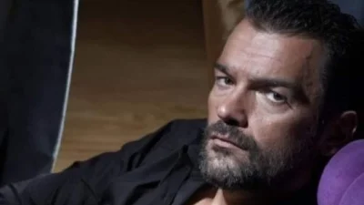 Ο Κωνσταντίνος Καζάκος απολαμβάνει τις διακοπές του στην αγκαλιά της...