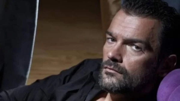 Ο Κωνσταντίνος Καζάκος απολαμβάνει τις διακοπές του στην αγκαλιά της...