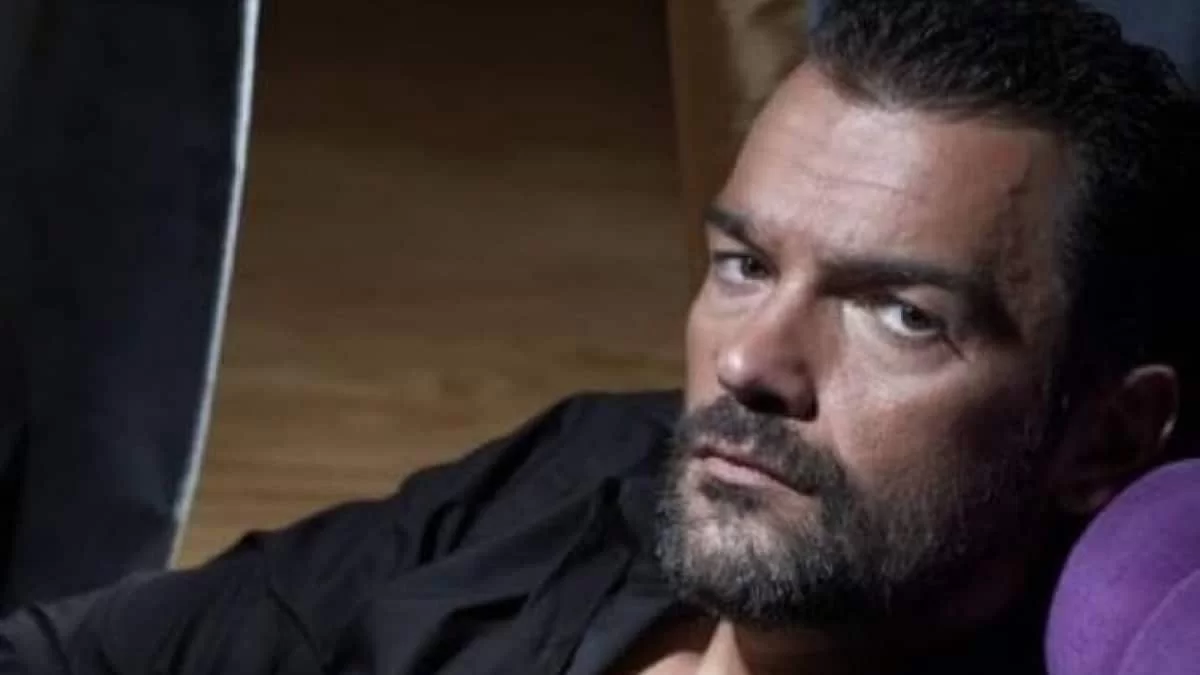 Ο Κωνσταντίνος Καζάκος απολαμβάνει τις διακοπές του στην αγκαλιά της...