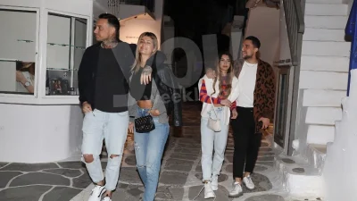 Στα σοκάκια της Μυκόνου Ρουμελιώτη και Κατσούλης - Η Καζολεά με τον καλό της στην παρέα τους