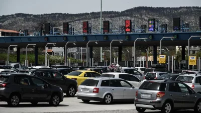 Μεγάλη δυσφορία στην Αθηνών Κορίνθου - Ανετράπη νταλίκα στην άσφαλτο