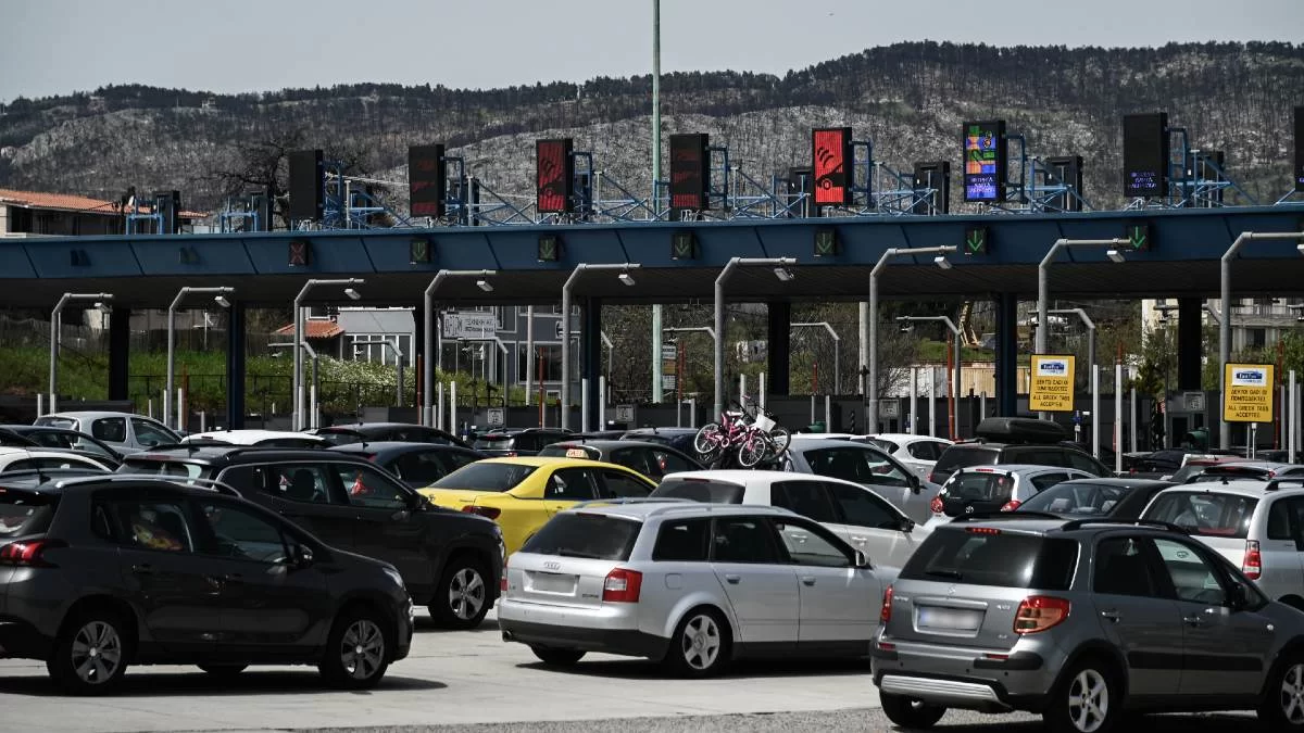 Μεγάλη δυσφορία στην Αθηνών Κορίνθου - Ανετράπη νταλίκα στην άσφαλτο