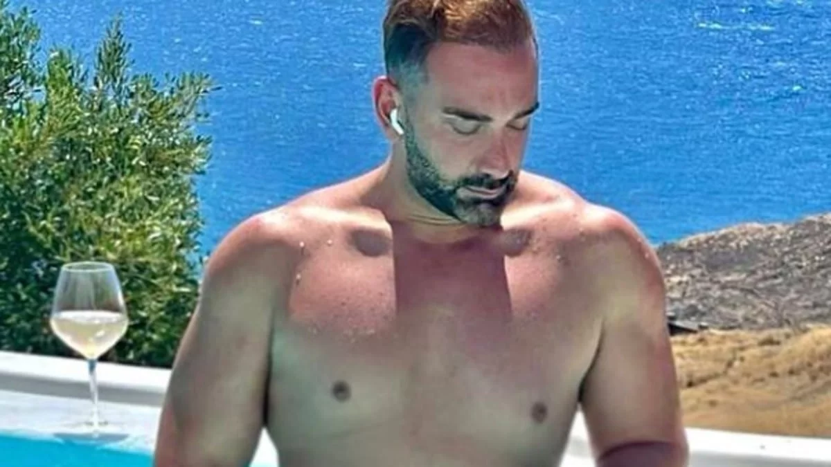 Ημίγυμνος και αγουροξυπνημένος ο Νίκος Κοκλώνης  - Φωτογραφία μέσα στα λευκά του σεντόνια