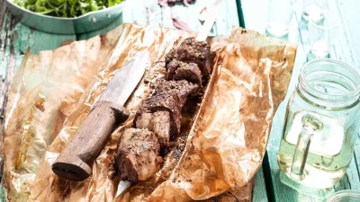 Υπέροχο και ζουμερό κοντοσούβλι από την Αργυρώ Μπαρμπαρίγου - Θα γλείφετε τα δάχτυλά σας