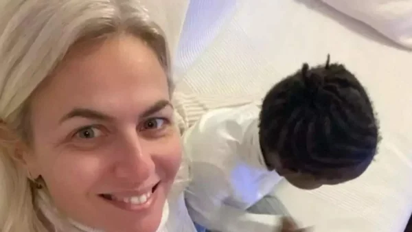 Στιγμές ευτυχίας για την Κοντοβά και την κόρη της - Η πρώτη τους βόλτα στη θάλασσα