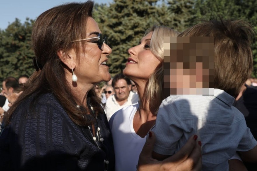 Το δώρο που είχε κάνει η Ντόρα μπακογιάννη στη Σία Κοσιώνη για τον γάμο της με τον Κώστα Μπακογιάννη