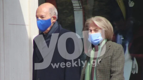Κώστας Σημίτης: Σπάνια έξοδος με την σύζυγό του, Δάφνη στο κέντρο της Αθήνας
