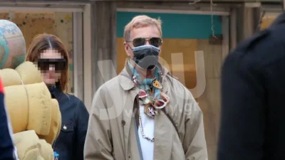 Με μακριά καπαρντίνα στο κέντρο της Αθήνας ο Γαβαλάς - Ο άντρας που είχε στο πλευρό του