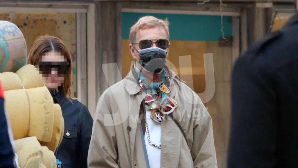 Με μακριά καπαρντίνα στο κέντρο της Αθήνας ο Γαβαλάς - Ο άντρας που είχε στο πλευρό του