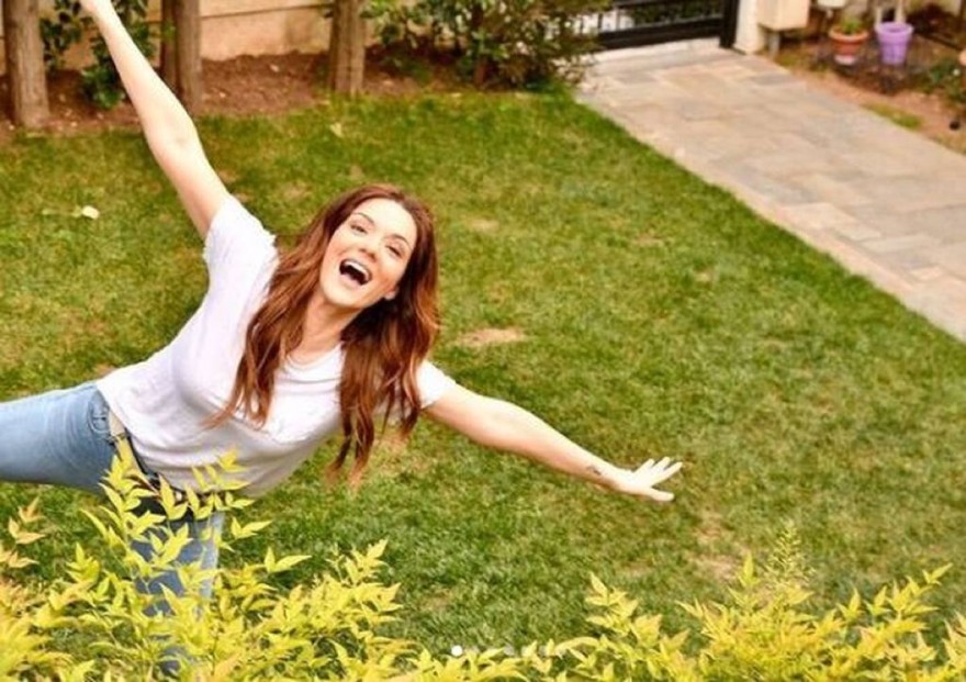 Η Βάσω Λασκαράκη απολαμβάνει τον κήπο της