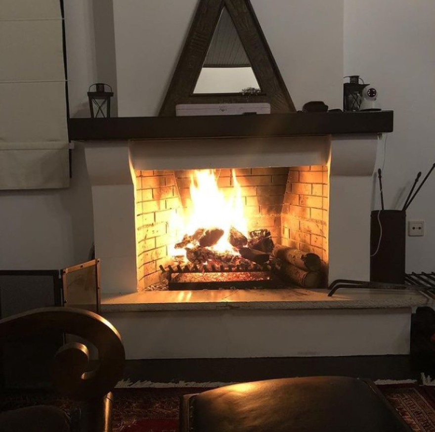 Γιώργος Λύρας Πέγκυ Ζήνα τζάκι σαλονιού