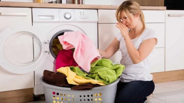 Βάλε 2 κουταλιές μαγειρική σόδα και θα σωθείς - Για να μην μυρίζουν τσίκνα τα ρούχα σου μετά το Πάσχα