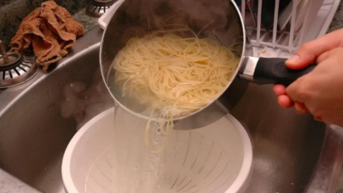 Μεγάλο λάθος: Σταματήστε να σουρώνετε τα μακαρόνια στον νεροχύτη γιατί...