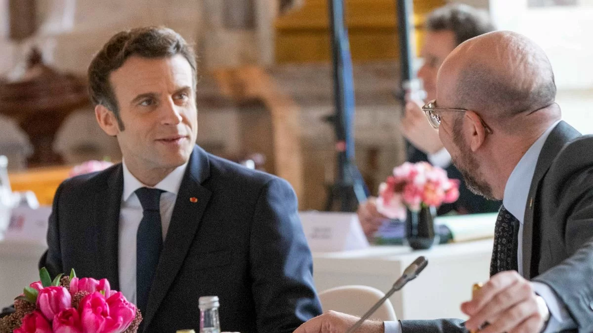 "Επίθεση" από ντομάτες δέχθηκε ο Εμανουέλ Μακρόν