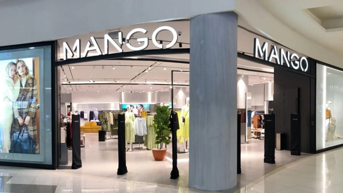 "Φωτιά" στα ταμεία των Mango με το μαύρο φόρεμα με ζάρες και άνοιγμα στην μέση