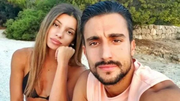 Ανεβαίνουν τα σκαλιά της εκκλησίας η Μαριαλένα Ρουμελιώτη και ο Σάκης Κατσούλης;