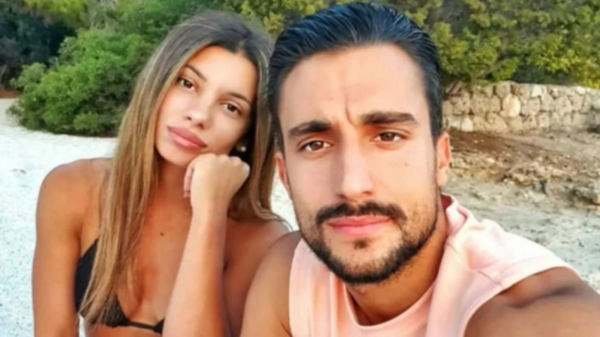 Ανεβαίνουν τα σκαλιά της εκκλησίας η Μαριαλένα Ρουμελιώτη και ο Σάκης Κατσούλης;